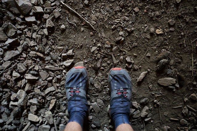kris loewen WgrAruO92zk unsplash 登山裝備清單_綁腿